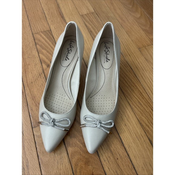 LifeStride Shoes - Life Stride NEW Nude 7.5M Pointy Toe Rhinestone Bow Soft System Heels Shoes Pump
